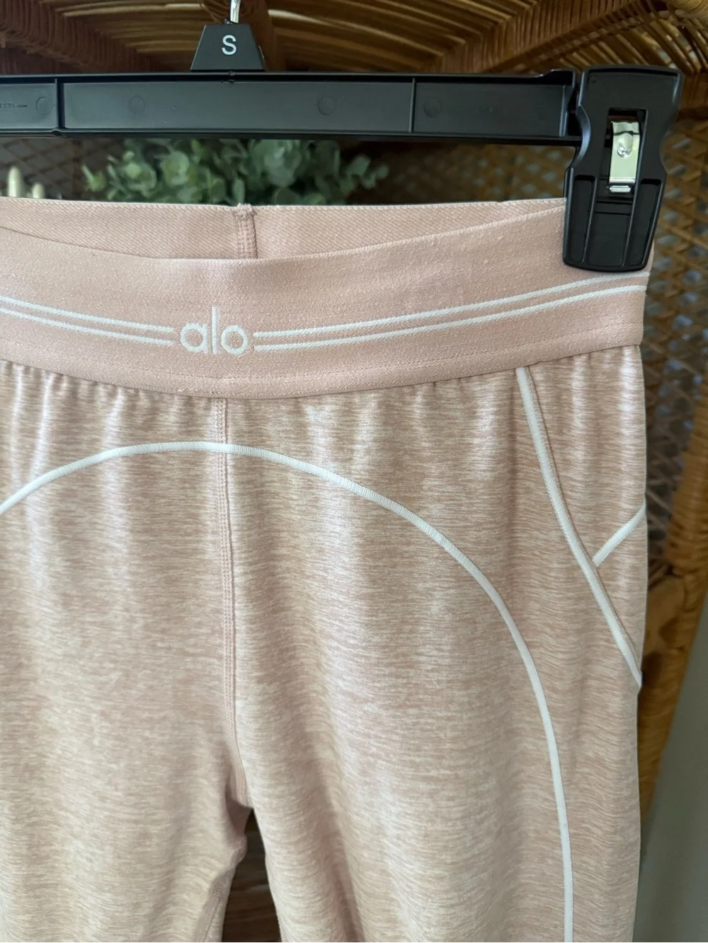 NWOT ALO Yoga Pink Quartz Heart Throb Leggings